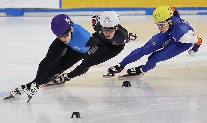 지난 13일 서울 목동 아이스링크에서 열린 2025-2026시즌 쇼트트랙 국가대표 2차 선발전. 남자부 1000m 예선에서 서울시청 박지원이 역주하고 있다. 연합뉴스