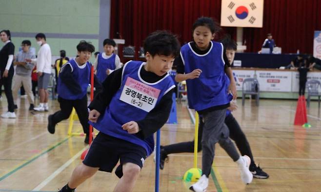 경기 광명시의 한 초등학교에서 학생들이 함께&nbsp;달리기&nbsp;하고&nbsp;있다. 경기도교육청 제공