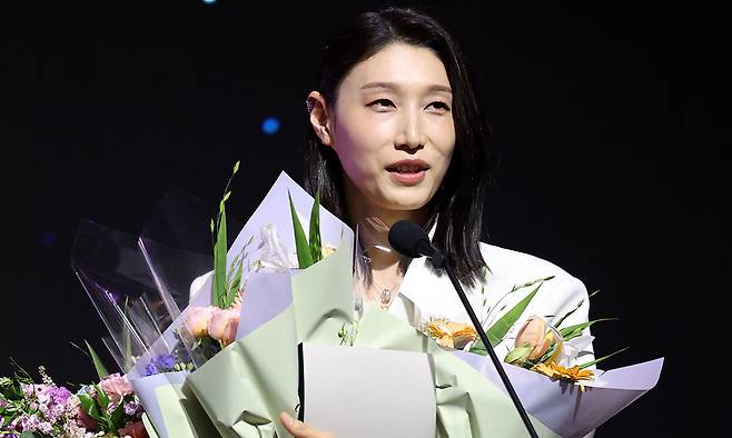 은퇴를 선언한 배구여제 김연경이 14일 서울 서대문구 스위스 그랜드 호텔에서 열린 시상식에서 만장일치로 정규리그 최우수선수(MVP) 자리를 차지한 뒤 소감을 밝히고 있다. 뉴시스