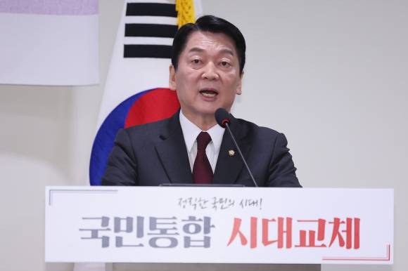 대선공약 발표하는 안철수 의원 - 국민의힘 대선주자인 안철수 의원이 13일 서울 여의도 국회 의원회관에서 대선공약을 발표하고 있다. 2025.4.13 연합뉴스
