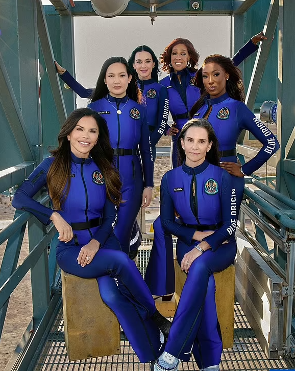 14일 오전 9시 30분(한국 시간 14일 오후 10시 30분) 텍사스주(州) 밴혼에서 우주선 ‘뉴 셰퍼드’를 타고 우주여행을 떠나는 여성 6명의 모습.  케이티 페리 인스타그램 캡처