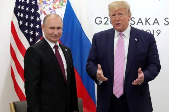 2019년 일본 오사카에서 열린 G20 정상회의에서 블라디미르 푸틴 러시아 대통령(왼쪽)과 도널드 트럼프 미국 대통령(오른쪽)이 인사를 나누고 있다. 로이터 연합뉴스