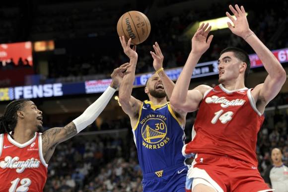 골든스테이트 워리어스 스테판 커리가 2일 (한국시간) 미국 테네시주 멤피스 페덱스 포럼에서 열린 2024~25시즌 미국 프로농구(NBA) 정규시즌 멤피스 그리즐리스와의 원정 경기에서 자 머렌트를 상대로 공격하고 있다. AP 연합뉴스