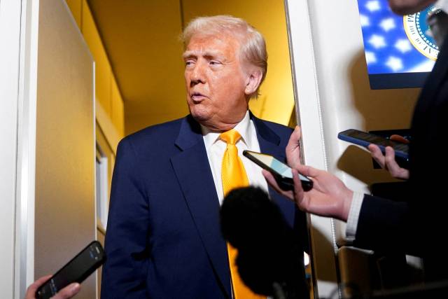 도널드 트럼프 미 대통령이 13일(현지 시간) 에어포스원에서 기자들의 질문에 답하고 있다. 로이터연합뉴스