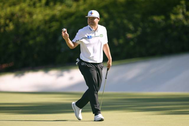 갤러리에게 인사하고 있는 임성재. AP연합뉴스