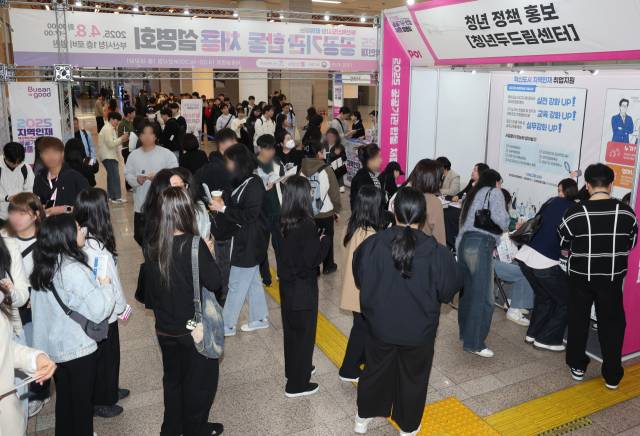 취업준비생들로 붐비는 채용설명회장 (부산=연합뉴스) 강선배 기자 = 부산 혁신도시와 함께하는 '2025 지역인재 공공기관 합동 채용설명회'가 열린 8일 부산시 연제구 시청 로비에서 취업준비생들이 청년 정책 홍보관의 안내를 받고 있다. 2025.4.8 sbkang@yna.co.kr (끝) <저작권자(c) 연합뉴스, 무단 전재-재배포, AI 학습 및 활용 금지>