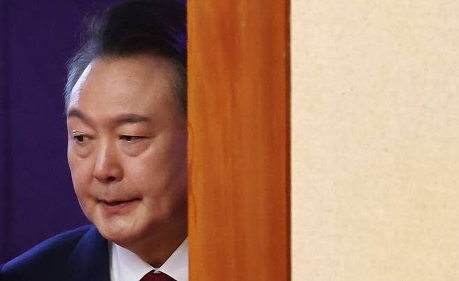 윤석열 대통령이 지난 2월13일 서울 종로구 헌법재판소에서 열린 '윤석열 대통령 탄핵심판 8차 변론'에 출석하고 있다. ⓒ사진공동취재단