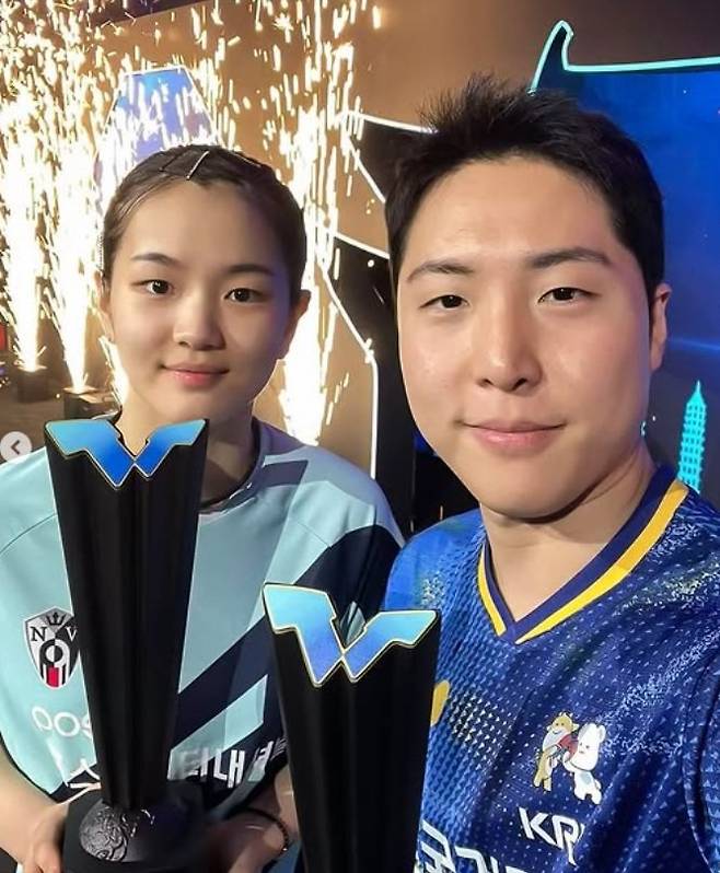 김나영(왼쪽)-임종훈이 12일 중국 타이위안 빈허스포츠센터에서 열린 WTT 컨텐더 타이위안 2025 혼합복식 결승전에서 승리해 금메달을 차지한 뒤 기념촬영하고 있다.&nbsp;사진출처｜WTT 공식 SNS