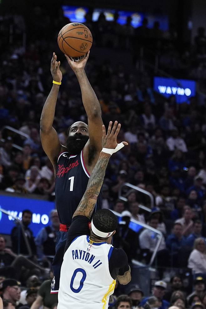 슛하는 제임스 하든.  샌프란시스코 | AP연합뉴스