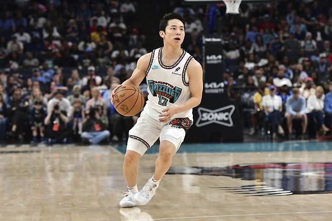 멤피스 가와무라 유키가 14일 댈러스전에서 드리블하고 있다. AP연합뉴스