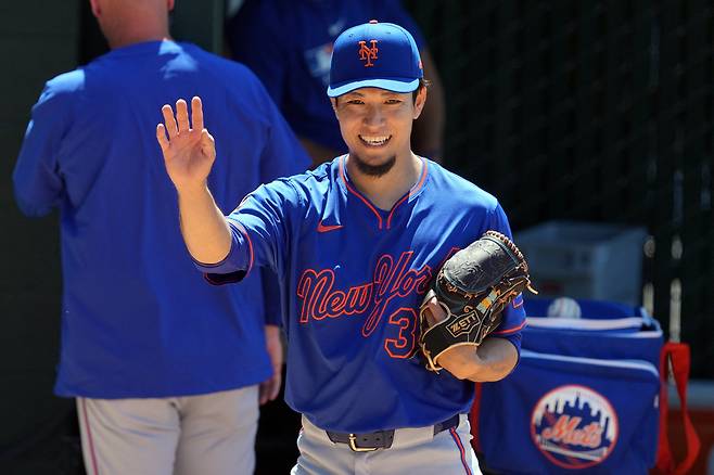 뉴욕 메츠 센가가 14일 오클랜드전에서 손을 흔들어 보이고 있다. Darren Yamashita-Imagn Images연합뉴스