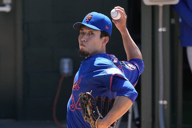 뉴욕 메츠 센가가 14일 오클랜드전에 앞서 불펜에서 투구하고 있다. Darren Yamashita-Imagn Images연합뉴스