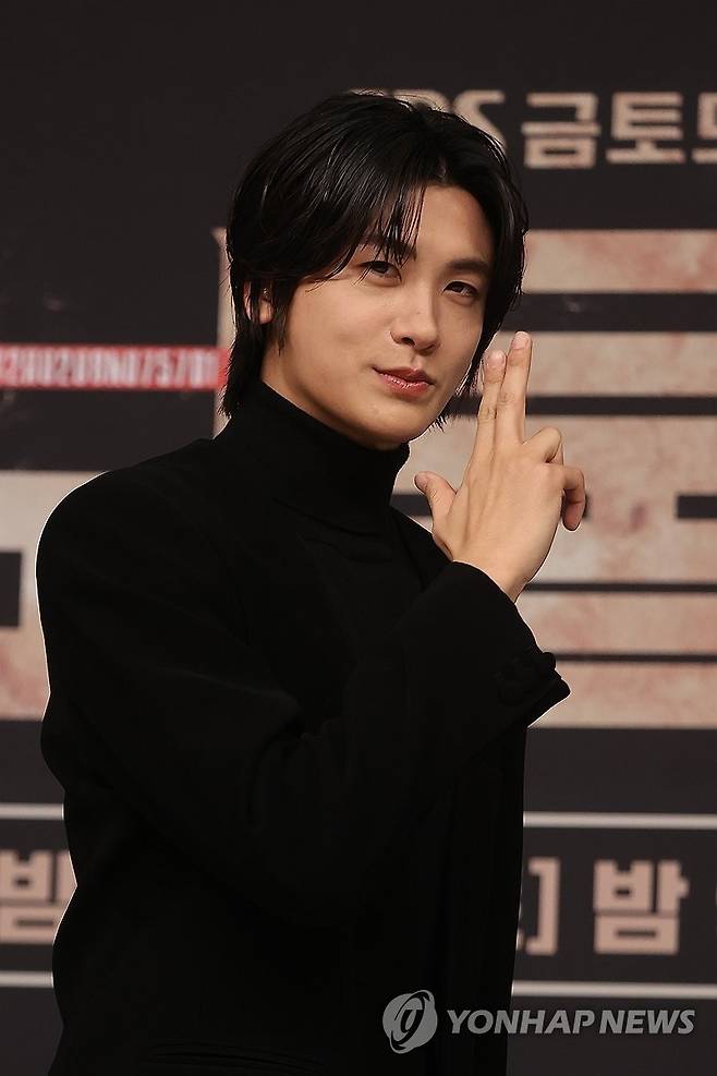 배우 박형식이 2월 21일 서울 양천구 목동 SBS사옥에서 열린 새 금토드라마 ‘보물섬’ 제작발표회에서 포즈를 취하고 있다. 연합뉴스