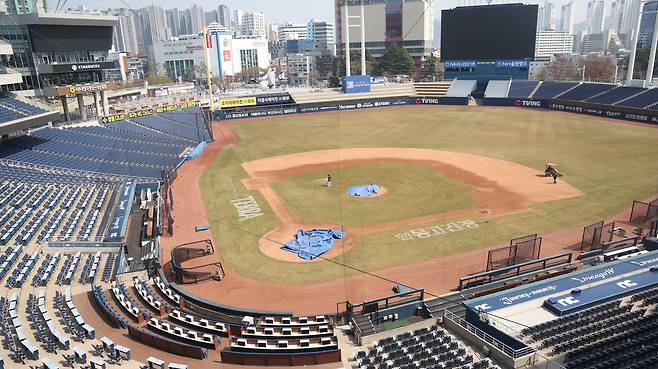창원NC파크에서 구조물 낙하 사고가 발생하면서 홈경기가 연기됐다. 연합뉴스