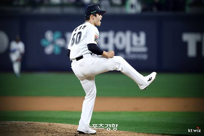 KT 마무리 박영현이 상대 타자를 범타 처리한 뒤 기뻐하고 있다. KT위즈 제공