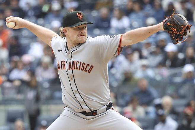 ▲ 14일(한국시간) 미국 뉴욕주 브롱스 양키스타디움에서 열린 2025 메이저리그 뉴욕 양키스와 3연전 마지막 경기에 선발 등판한 로건 웹. 이정후의 역전 홈런 덕분에 패전을 면했다. ⓒ연합뉴스/AP