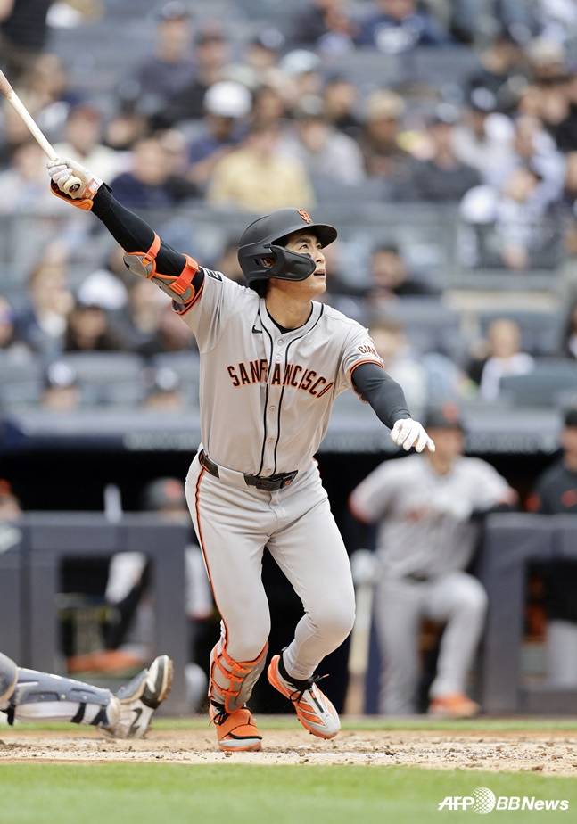 4회초 로돈을 상대로 솔로 홈런을 날리고 있는 이정후. /AFPBBNews=뉴스1