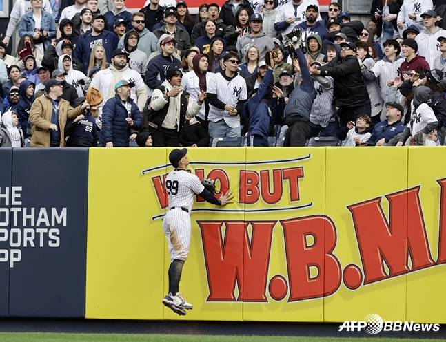 이정후의 타구를 쫓던 애런 저지가 점프를 하며 홈런을 바라보고 있다. /AFPBBNews=뉴스1