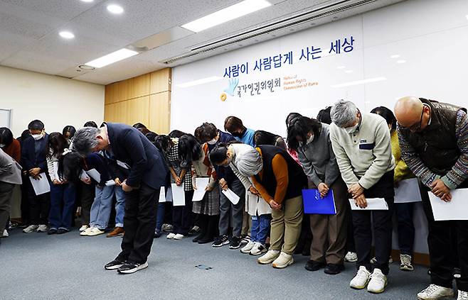 인권위 내부 직원들은 위원들과 달리 권력자를 옹호한 인권위의 행태에 사과했다.[사진｜뉴시스]
