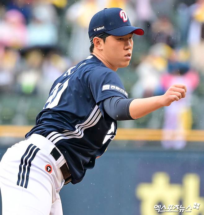 두산 투수 김유성은 지난 12일 잠실구장에서 열린 '2025 신한 SOL Bank KBO 리그' LG와 주말 3연전 두 번째 경기에서 선발 등판했다. 최고 구속 시속 151㎞ 빠른 공을 던졌지만, 효율적인 투구를 하지 못해 3⅔이닝 2실점 하며 조기 강판 됐다. 엑스포츠뉴스 DB