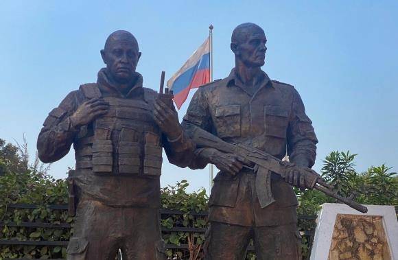 중아공에 세워진 러시아 용병 수장 프리고진(왼쪽)과 동료 우트킨 동상 [AFP 연합뉴스 자료사진. 재판매 및 DB 금지]