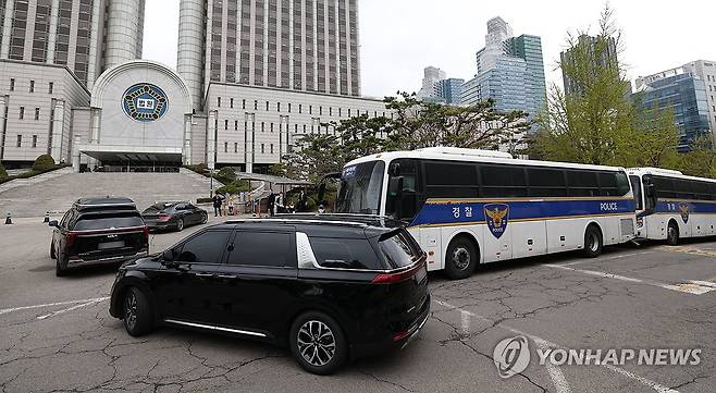 지하주차장 들어서는 윤 전 대통령 차량 (서울=연합뉴스) 내란 우두머리 혐의로 기소된 윤석열 전 대통령의 첫 형사재판이 열리는 14일 윤 전 대통령이 탑승한 차량이 서울 서초구 서울중앙지방법원 지하주차장으로 들어가고 있다. 2025.4.14 [사진공동취재단] photo@yna.co.kr