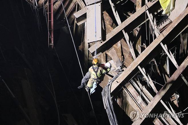 광명 신안산선 공사장 붕괴로 고립된 근로자 1명 구조 [경기도소방재난본부 제공. 재판매 및 DB금지] xanadu@yna.co.kr