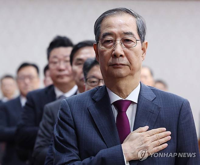 국기에 경례하는 한덕수 권한대행 (서울=연합뉴스) 한상균 기자 = 한덕수 대통령 권한대행 국무총리가 14일 정부서울청사에서 열린 국무회의에서 국기에 경례하고 있다. 2025.4.14 [대통령실통신사진기자단] xyz@yna.co.kr