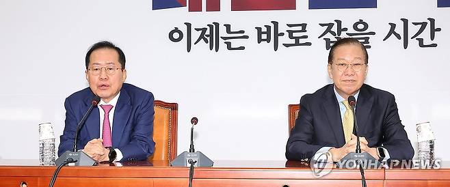 발언하는 홍준표 전 대구시장 (서울=연합뉴스) 김주형 기자 = 대선 출마를 선언한 홍준표 전 대구시장이 14일 국회에서 국민의힘 권영세 비상대책위원장(오른쪽)을 만나 인사한 뒤 발언하고 있다. 2025.4.14 kjhpress@yna.co.kr