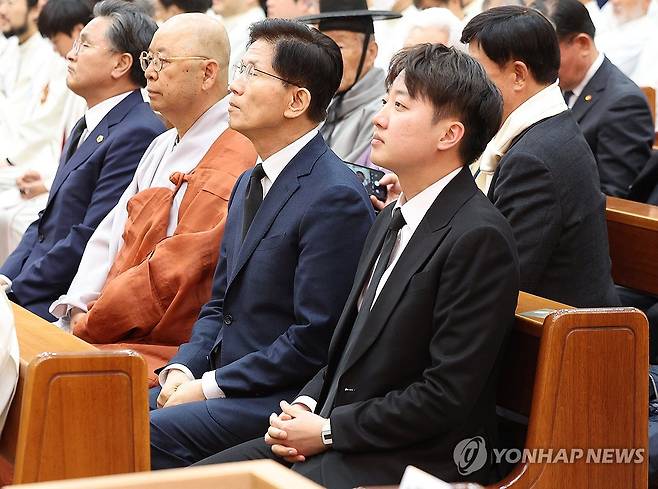 두봉 주교 장례미사 참석한 김문수-이준석…스님도 애도 (안동=연합뉴스) 윤관식 기자 = 대선 출마를 선언한 김문수 전 고용노동부 장관(왼쪽)과 개혁신당 이준석 대선 예비후보가 14일 경북 안동시 목성동주교좌성당에서 엄수된 두봉 레나도(프랑스명 르네 뒤퐁) 주교 장례미사에 참석하고 있다. 김 전 장관의 오른쪽에 안동 대원사 주지 도륜스님이 앉아 있다. 2025.4.14 psik@yna.co.kr