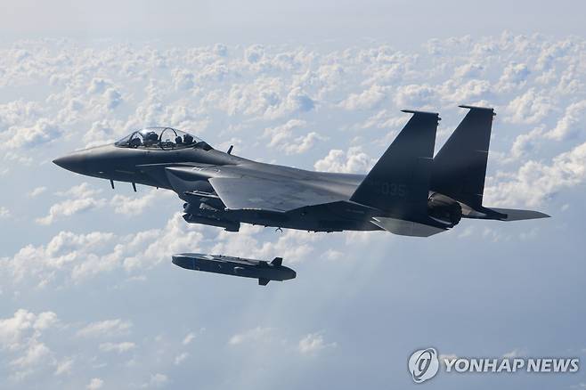 한국 F-15K 전투기가 타우러스 미사일을 발사하는 모습 [한국 공군 제공=연합뉴스 자료사진. 재판매 및 DB 금지]