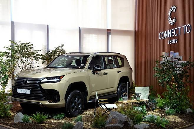 '렉서스코리아가 대자연의 컨셉으로 꾸민 잠실 커넥트 투에서 플래그십 대형 SUV LX 700h를 전시한다. 사진=렉서스 코리아