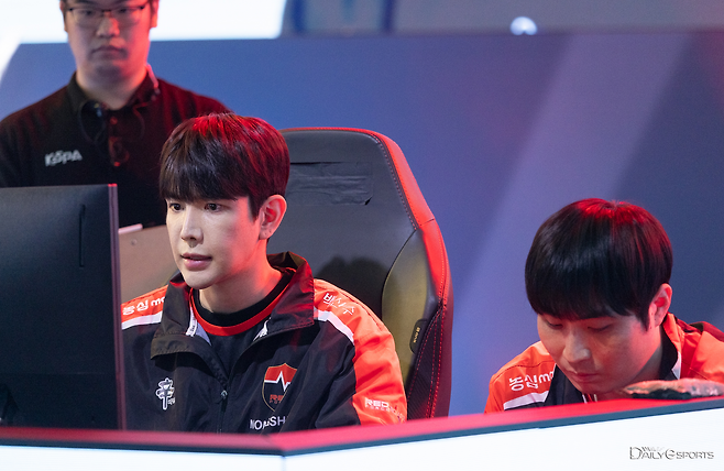 신경섭과의 혈전을 승리하며 E조 첫 16강 진출 선수가 된 이태경.