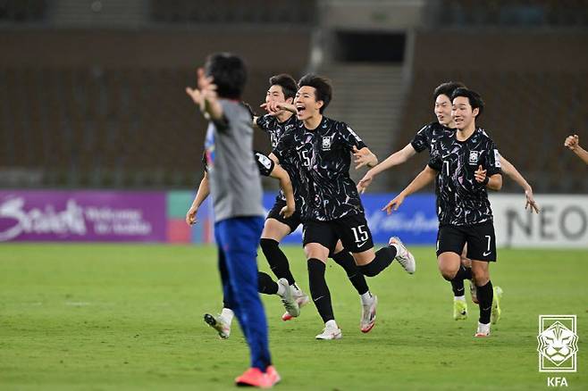 승부차기 끝에 승리를 확정한 선수단이 기뻐하고 있다. 사진=대한축구협회