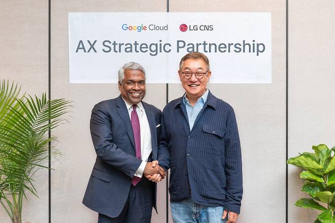 현신균 LG CNS 최고경영자(CEO·오른쪽)과 토마스 쿠리안 구글클라우드 CEO가 아시아태평양지역 및 미주지역에서의 클라우드 기반 인공지능(AI) 전환(AX)사업 다각화에 대해 논의 후 기념사진을 촬영하고 있다. (사진=LG CNS)