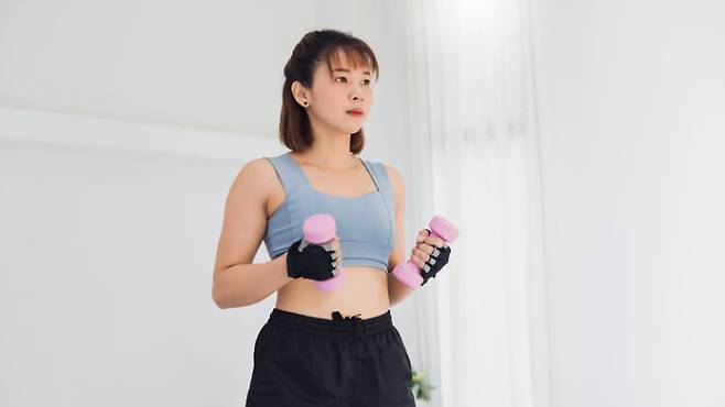 너무 늦지 않은 저녁 시간에 가벼운 운동 등 신체 활동을 하면 체중을 줄이는 데 도움이 된다. [사진=게티이미지뱅크]