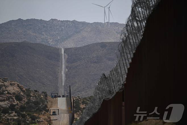 캘리포니아주 샌디에이고 자쿰바 핫스프링스 인근 멕시코와의 국경 장벽 지대. ⓒ AFP=뉴스1 ⓒ News1 김종훈기자
