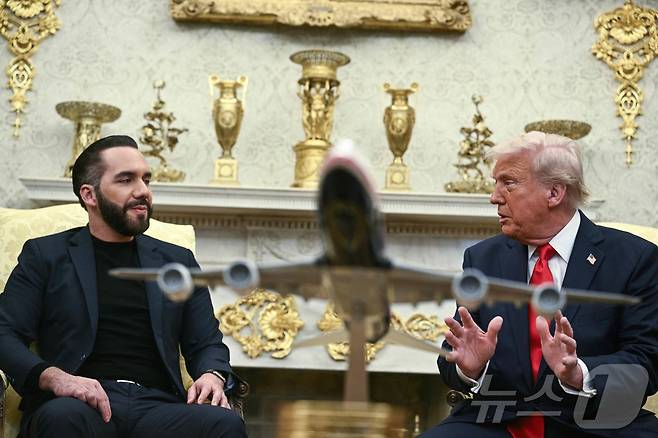 도널드 트럼프 미국 대통령이 14일(현지시간) 워싱턴 백악관에 도착한 나이브 부켈레 엘살바도르 대통령과 회담을 하고 있다. 2025.04.15 ⓒ AFP=뉴스1 ⓒ News1 우동명 기자