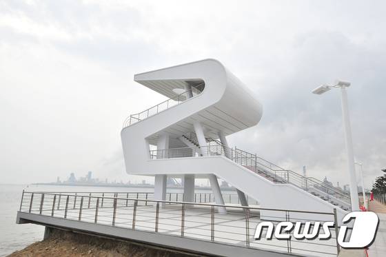 경북 포항시 북구 송도해수욕장 워터폴리(해안정자).  3층 철근콘크리트조로 높이 12.7m, 크기 17m×25m, 면적 425㎡로 동해를 향하는 갈매기를 형상화했다.(뉴스1 자료, 제파매 및 DB 금지 )ⓒ News1 최창호 기자