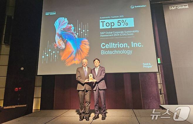 이동진 셀트리온 지속가능경영실장(오른쪽)이 15일 오전 10시 서울 중구 웨스틴조선호텔에서 열린 '지속가능연감 2025' 연례 포럼 시상식에서 주최 측으로부터 트로피를 받고 있다.(셀트리온 제공)/뉴스1