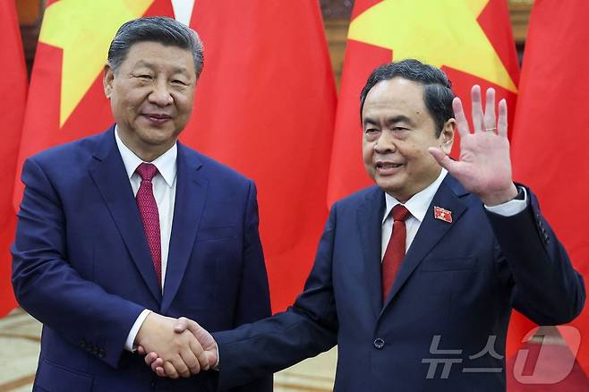 시진핑 중국 국가주석이 14일(현지 시간) 동남아 순방 중 하노이를 방문해 쩐 탄 먼 베트남 국회의장과 만나 악수를 하고 있다. 2025.04.15 ⓒ AFP=뉴스1 ⓒ News1 우동명 기자