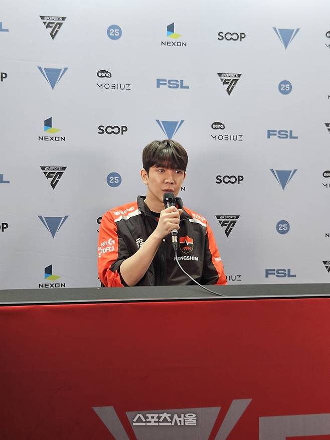 이태경은 15일 서울 잠실DN콜로세움에서 열린 2025 FC온라인 슈퍼 챔피언스 리그(FSL) E조 신경섭전 승리 후 인터뷰에 응하고 있다. 잠실 | 강윤식 기자 skywalker@sportsseoul.com