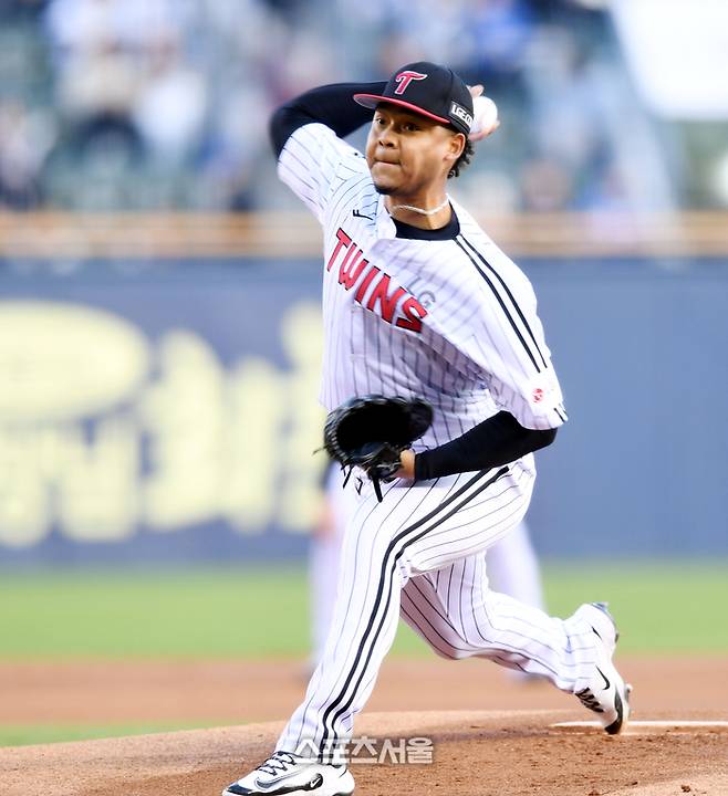 LG 선발투수 에르난데스가 15일 잠실구장에서 열린 2025 KBO리그 삼성과 경기에서 역투하고 있다. 잠실 | 최승섭기자 thunder@sportsseoul.com