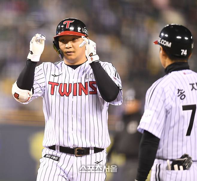 LG 문보경이 15일 잠실구장에서 열린 2025 KBO리그 삼성과 경기 6회말 1사 중전안타를 친 후 세리머니를 하고 있다. 잠실 | 최승섭기자 thunder@sportsseoul.com