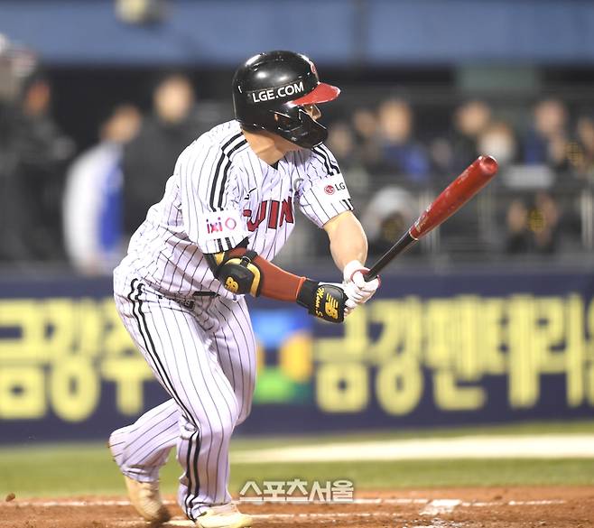 LG 문성주가 15일 잠실구장에서 열린 2025 KBO리그 삼성과 경기 8회말 1사 2,3루에서 2타점 2루타를 때리고 있다. 잠실 | 최승섭기자 thunder@sportsseoul.com