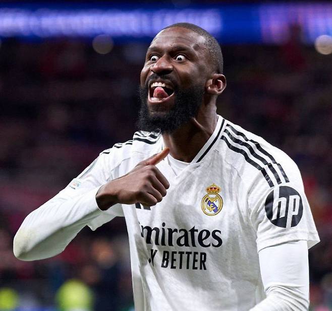 레알 마드리드의 수비수 안토니오 뤼디거가 클럽의 이미지를 제대로 망치고 있다. 코칭 스태프를 폭행하고, 일본 선수들을 조롱한 것은 이미 유명하다. 최근에는 훈련장에서 동료 선수와 몸싸움까지 벌이며 논란이 커지고 있다.

1993년생으로 30세가 넘는 나이임에도 여전히 배움이 부족한 모습을 보이며 팬들의 눈살을 찌푸리게 하고 있다. 구단 차원에서 날뛰는 뤼디거의 행동을 자제시킬 대책 마련이 시급하다. 사진=SNS