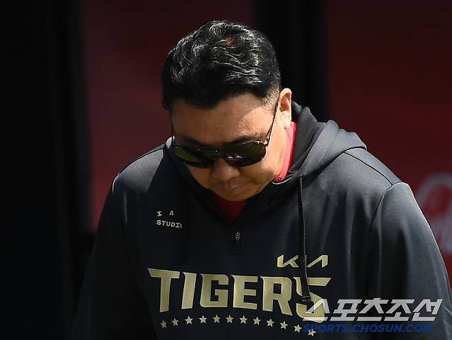 6일 서울 잠실구장에서 열린 KIA-LG전. 경기 전 KIA 이범호 감독이 LG 더그아웃을 향해 인사하고 있다. 잠실=정재근 기자 cjg@sportschosun.com/2025.4.6/