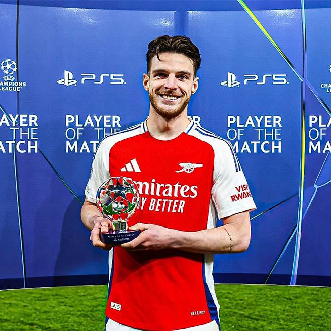 데클런 라이스가 프리킥 스페셜리스트로 떠오르고 있다. 지난 챔피언스리그 8강 1차전에서 레알 마드리드를 상대로 2번의 프리킥 골을 성공시키며 영웅이 됐다.

공교롭게도 라이스의 이러한 프리킥 능력은 레알 마드리드의 도움이 있었다. 그가 과거 레알 마드리드에서 뛰었던 데이비드 베컴의 팬이었기 때문이다.

영국 TBR풋볼은 15일(한국시각) '데클런 라이스가 과거 한 명의 레알 마드리드 스타를 열렬히 좋아했던 시절이 있었다'라고 보도했다. 사진=SNS