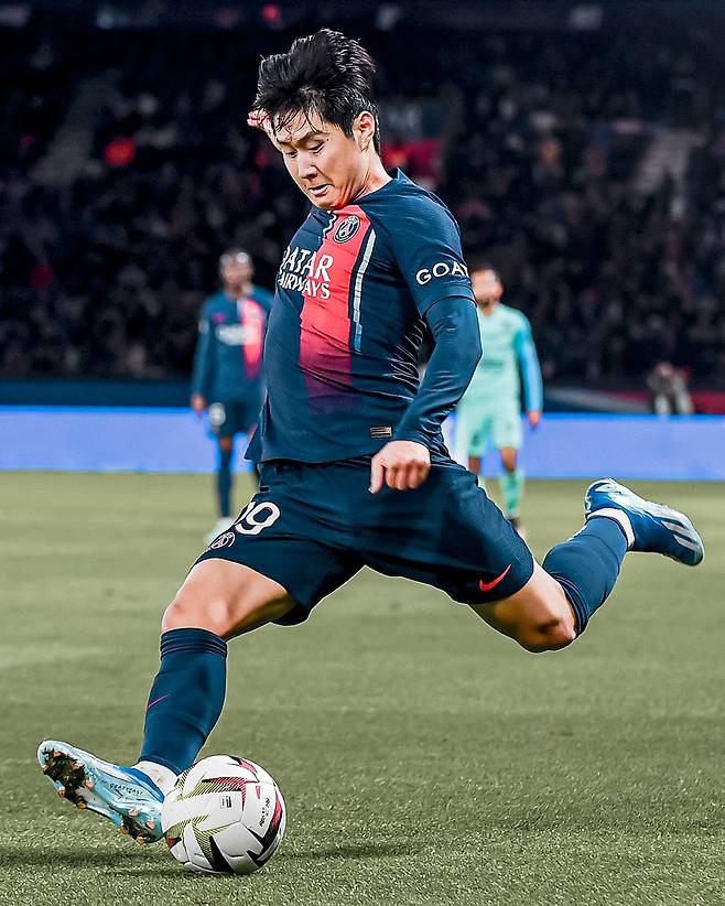 이강인이 프랑스 리그1 파리 생제르망(PSG)에서의 짧았던 여정을 마무리할 것으로 보인다. 프랑스 매체들이 일제히 결별 가능성에 무게를 실으면서 다음 시즌 이적이 확실시되고 있다.
현재로서는 한국 팬들이 가장 선호하는 행선지는 잉글랜드 프리미어리그(EPL)다. 유럽 축구 최정상에 속하는 리그이며 중하위권으로 이적 시 충분히 붙박이 주전으로 활약할 수 있다.
맨체스터 유나이티드와 크리스탈 팰리스 등으로의 이적설이 떠오르면서 가능성을 키우고 있다. 다만 현실적인 선택지인 사우디아라비아 리그로의 이적 가능성도 제기되고 있는 상황이다. 사진=SNS