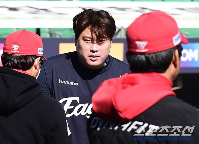 15일 인천 SSG랜더스필드에서 열리는 KBO리그 SSG와 한화의 경기. SSG 선수들과 인사를 나누는 류현진. 인천=송정헌 기자songs@sportschosun.com/2025.04.15/